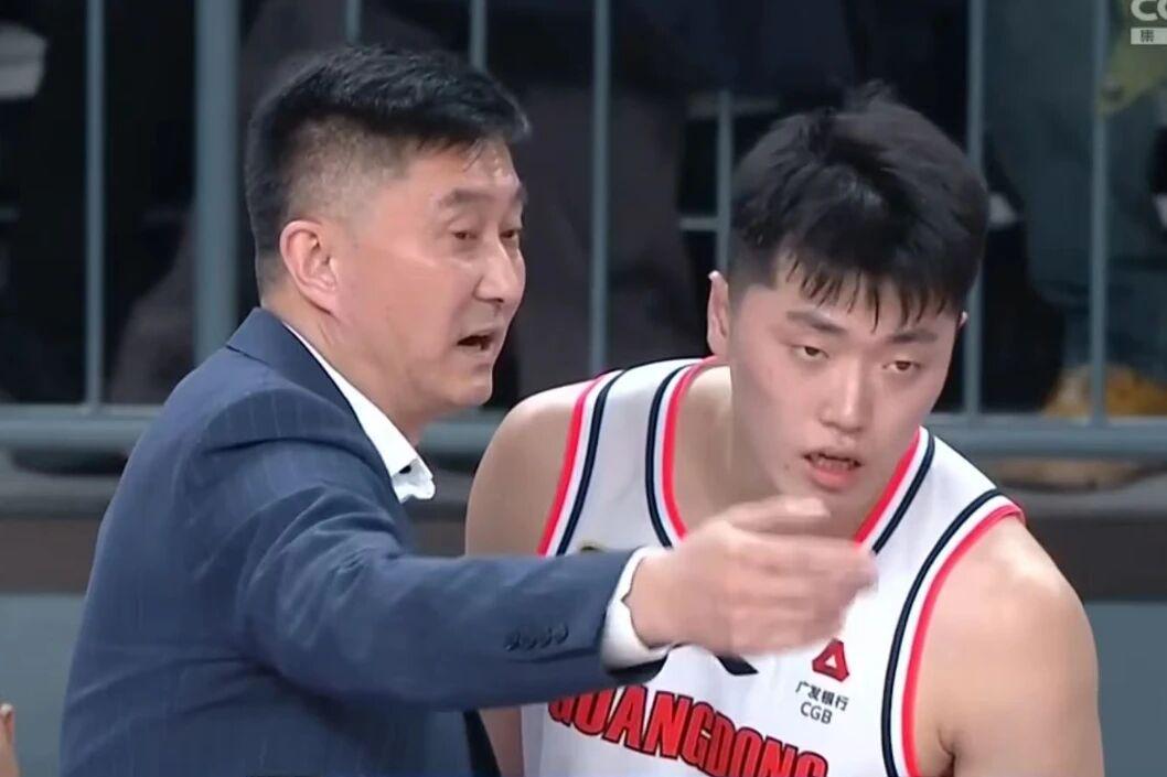 IM电竞-广东男篮兵败，锋线大将被批不配合同，萨林杰引众怒徐杰状态堪忧